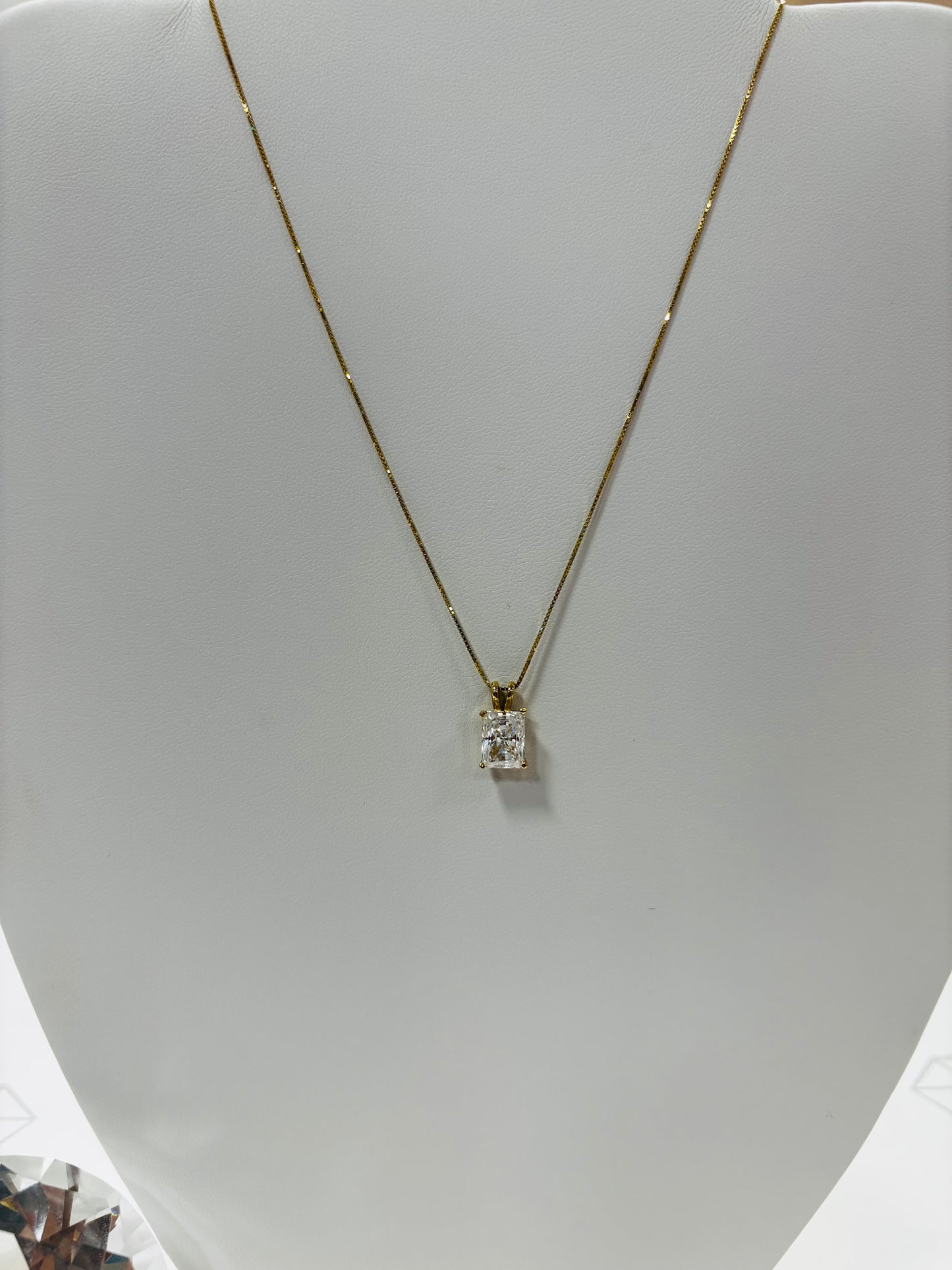 2CT Emerald Pendant + Chain 14K