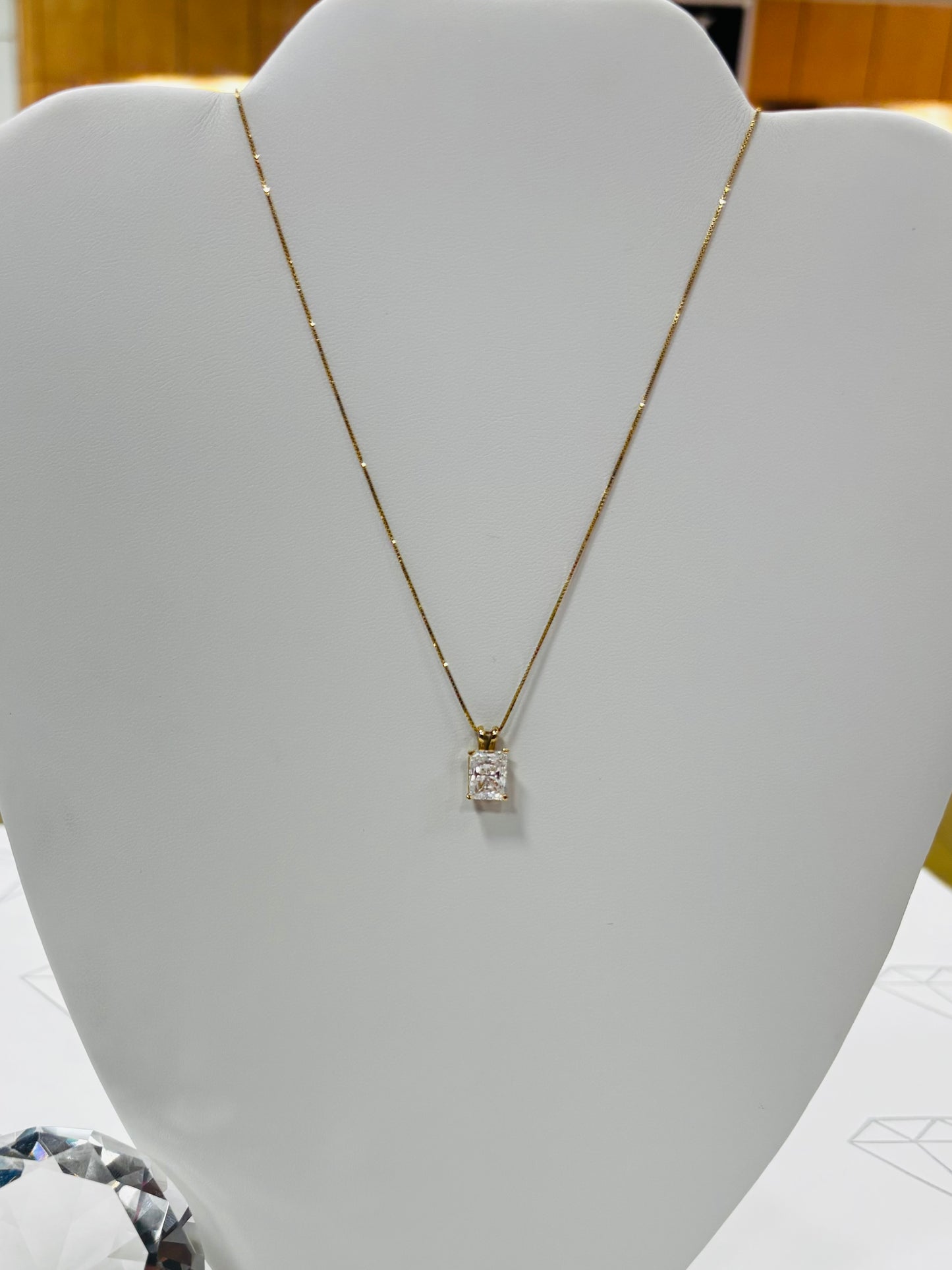 2CT Emerald Pendant + Chain 14K
