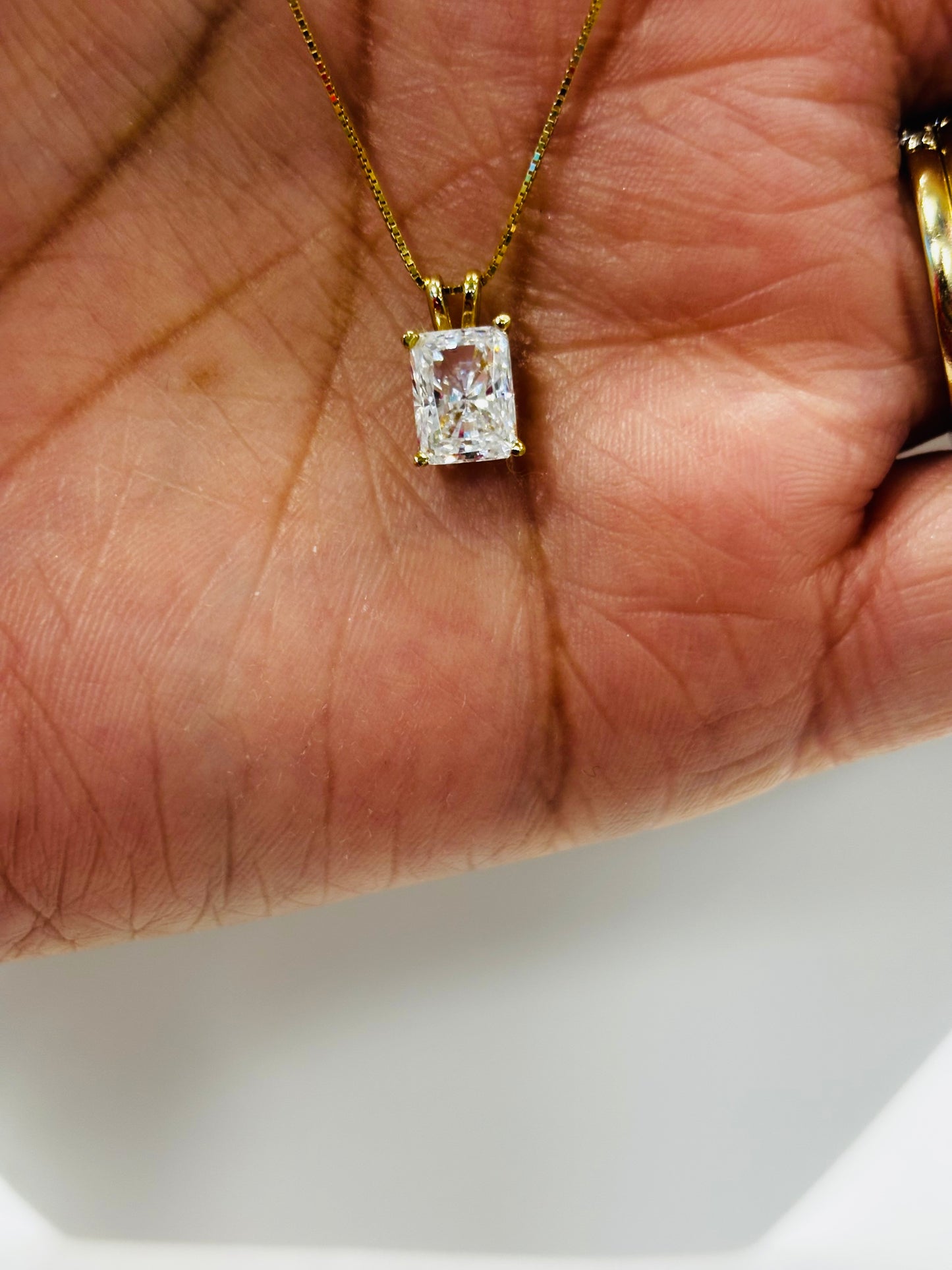 2CT Emerald Pendant + Chain 14K