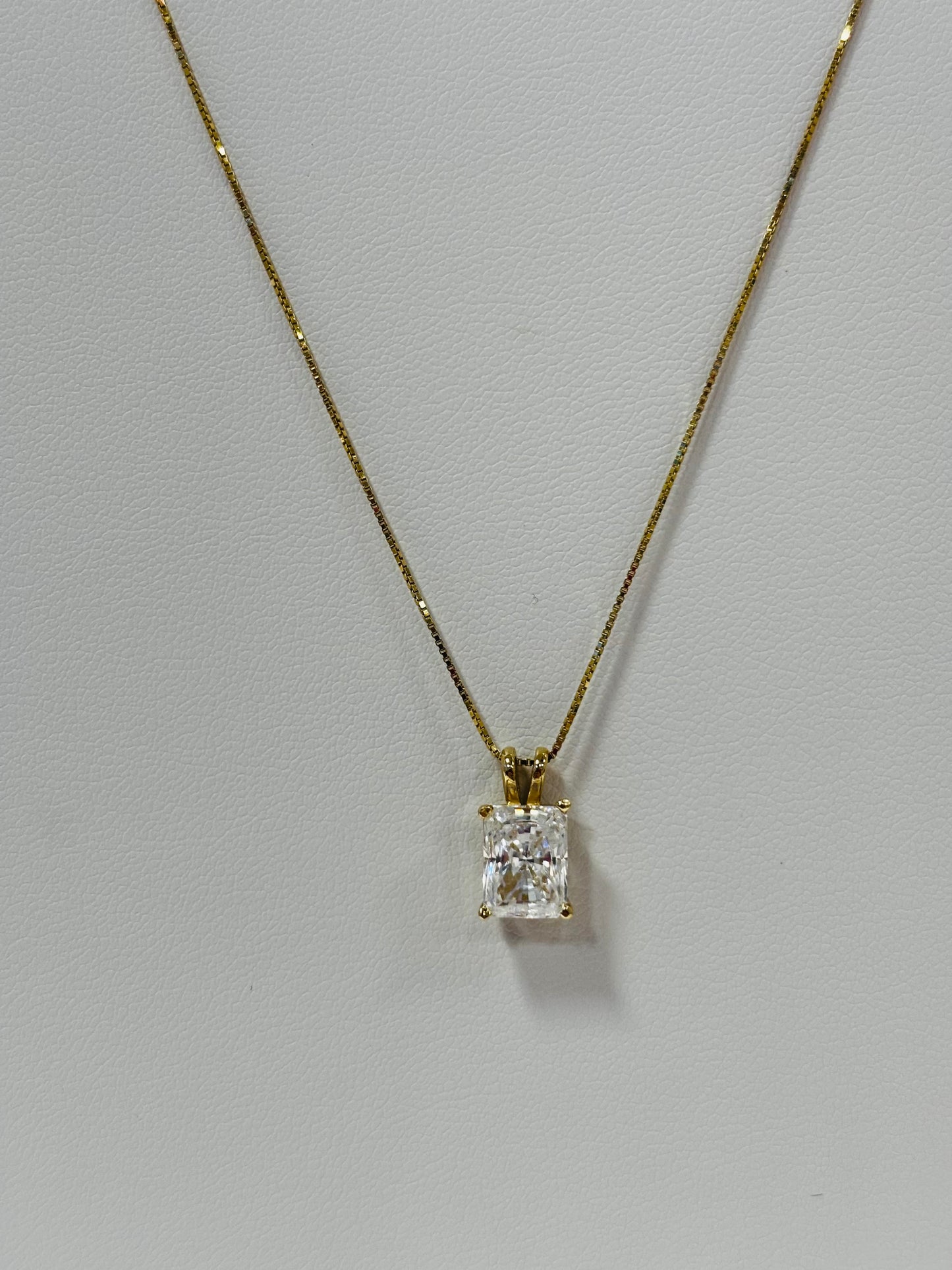 2CT Emerald Pendant + Chain 14K